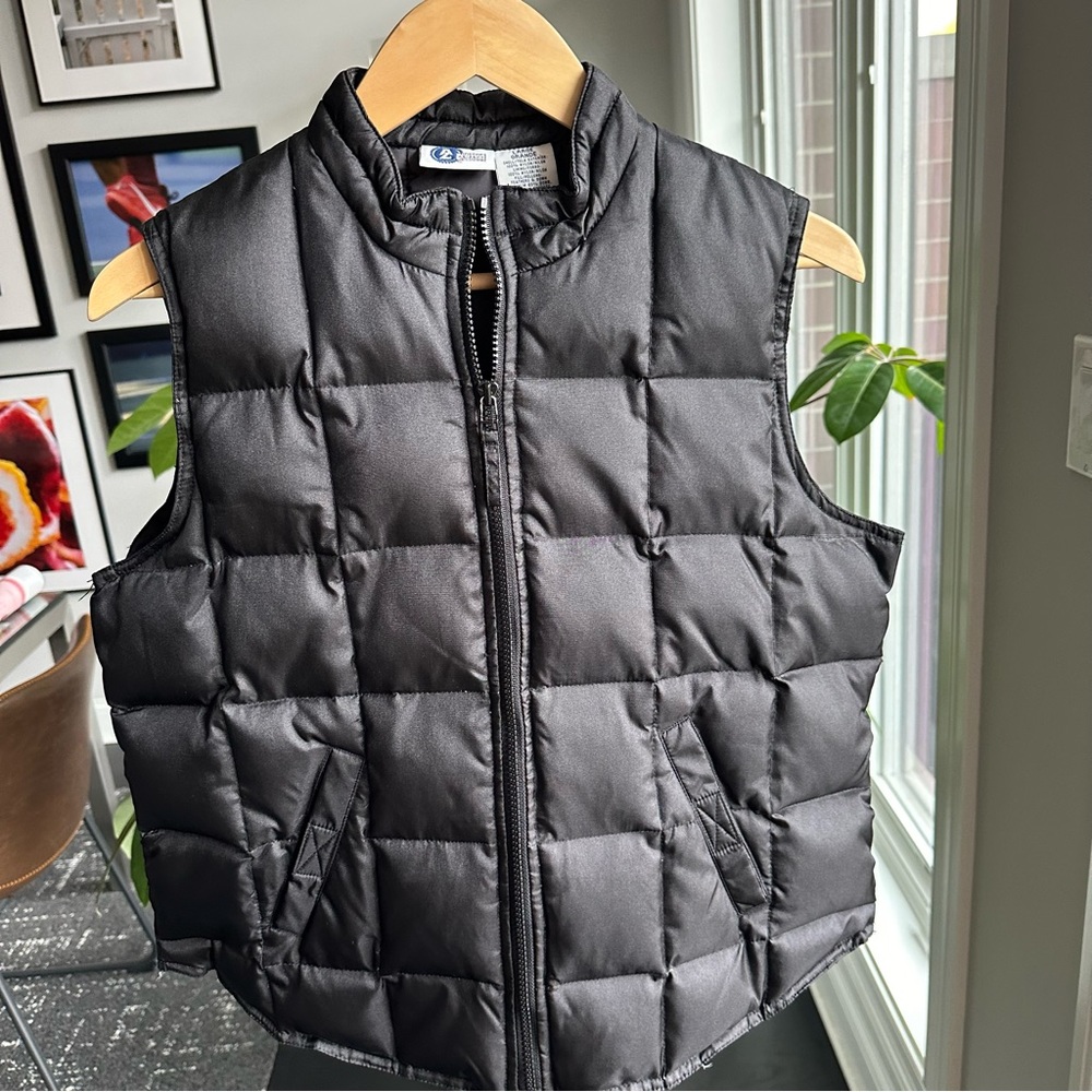 Arizona Jean Co women’s black puffer vest with pockets. Size: Large.